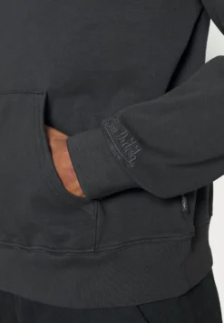 Von Dutch Archive- Sudadera - Black 15 Von Dutch Archive- Sudadera - Black -Fuerza PUMA 06753892aed94834b29888201fd6ae77 scaled