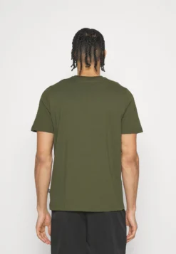 Puma Ess Block Camo Tee - Camiseta Deportiva - Green Moss 7 Puma Ess Block Camo Tee - Camiseta Deportiva - Green Moss -Fuerza PUMA 10d6c7f9b1a24af7bd7e34d78d929202 scaled