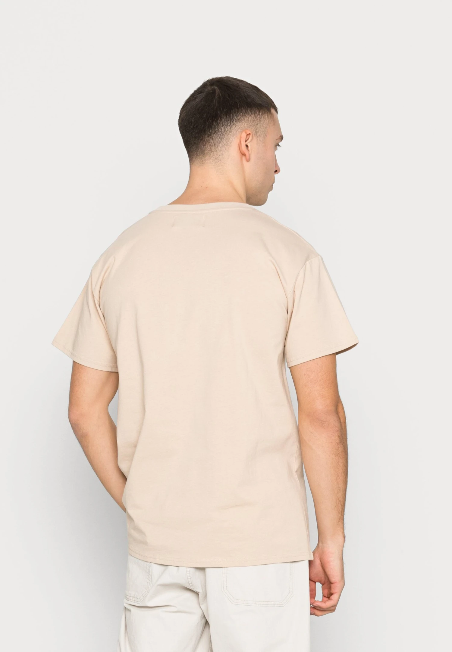 Bubbly Do Nothing Club - Camiseta Estampada - Sand 3 Bubbly Do Nothing Club - Camiseta Estampada - Sand - Imagen 3