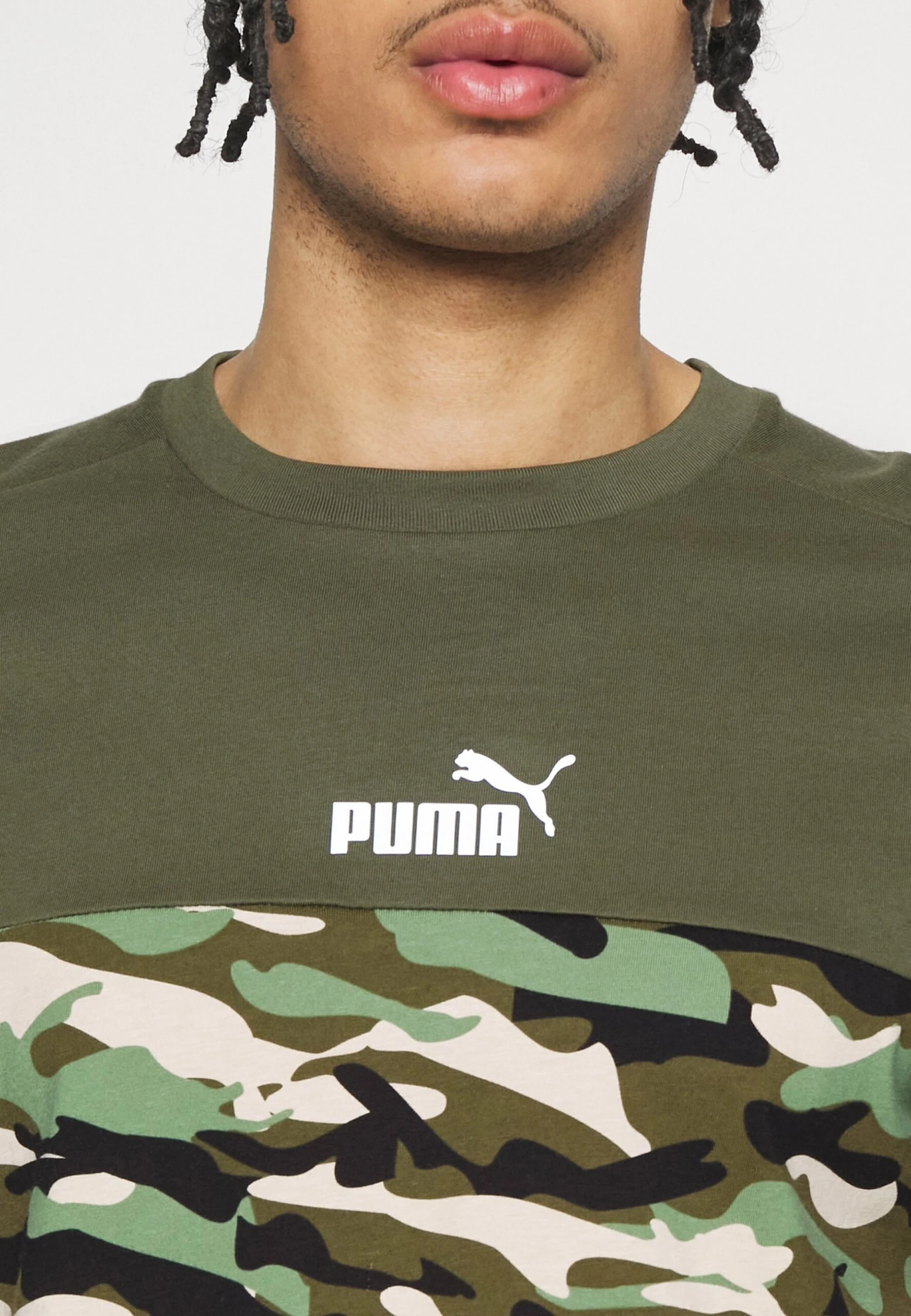Puma Ess Block Camo Tee - Camiseta Deportiva - Green Moss 4 Puma Ess Block Camo Tee - Camiseta Deportiva - Green Moss - Imagen 4