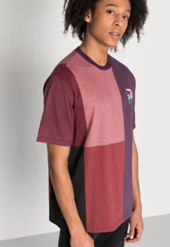 PRIMITIVE Dirty Keeper - Camiseta Estampada - Burgundy -Fuerza PUMA 1c0d7c6c39fd44a8bc1f8a918494573e scaled