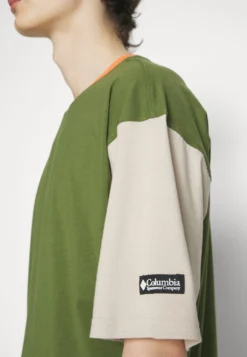 Columbia Deschutes Valley™ Short Sleeve Tee - Camiseta Estampada - Pesto/Desert Orange/Ancient Fossil -Fuerza PUMA 1c36cd347d9445e5b74e9d016c9b7364 scaled