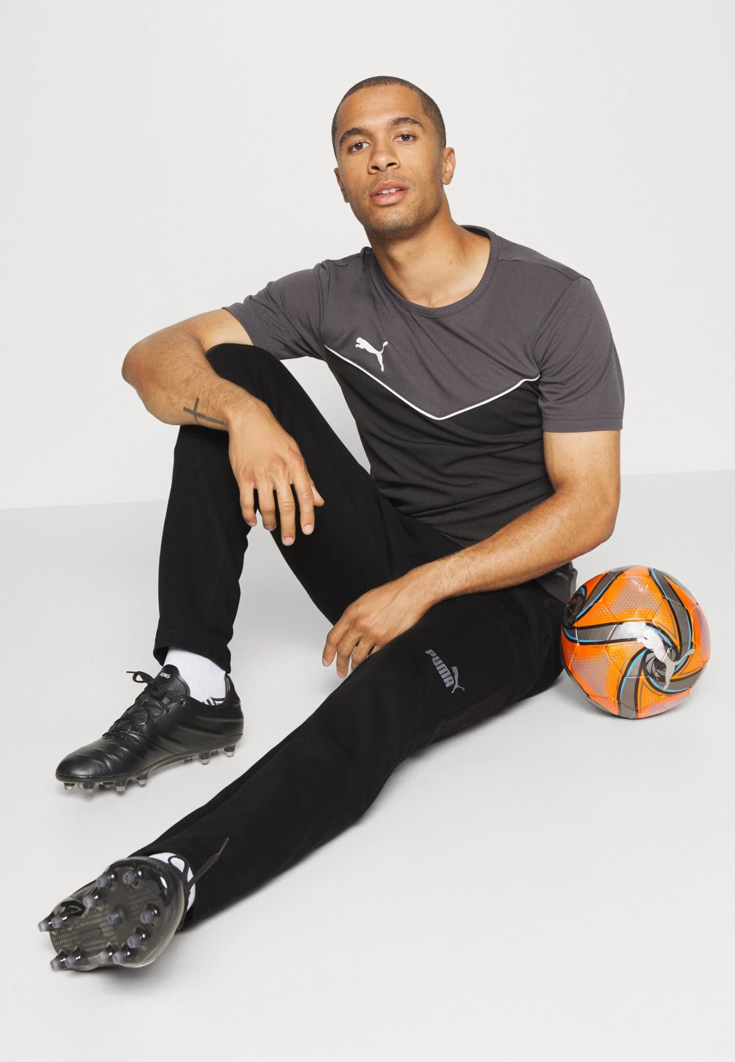 Puma Borussia Mönchengladbach Casuals Pants - Equipación De Clubes - Black/Silver 4 Puma Borussia Mönchengladbach Casuals Pants - Equipación De Clubes - Black/Silver - Imagen 4