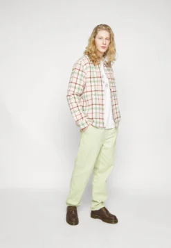 Obey Clothing Dom Shirt Jacket - Chaqueta De Entretiempo - Pink Clay 11 Obey Clothing Dom Shirt Jacket - Chaqueta De Entretiempo - Pink Clay -Fuerza PUMA 1f0aa47b18584e9598b78c296079759a scaled