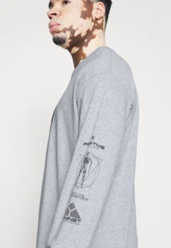 PRIMITIVE Terminator Skynet - Camiseta De Manga Larga - Heather Grey 11 PRIMITIVE Terminator Skynet - Camiseta De Manga Larga - Heather Grey -Fuerza PUMA 1f82d9ac9ea34c57bfb20450f70d78ce scaled