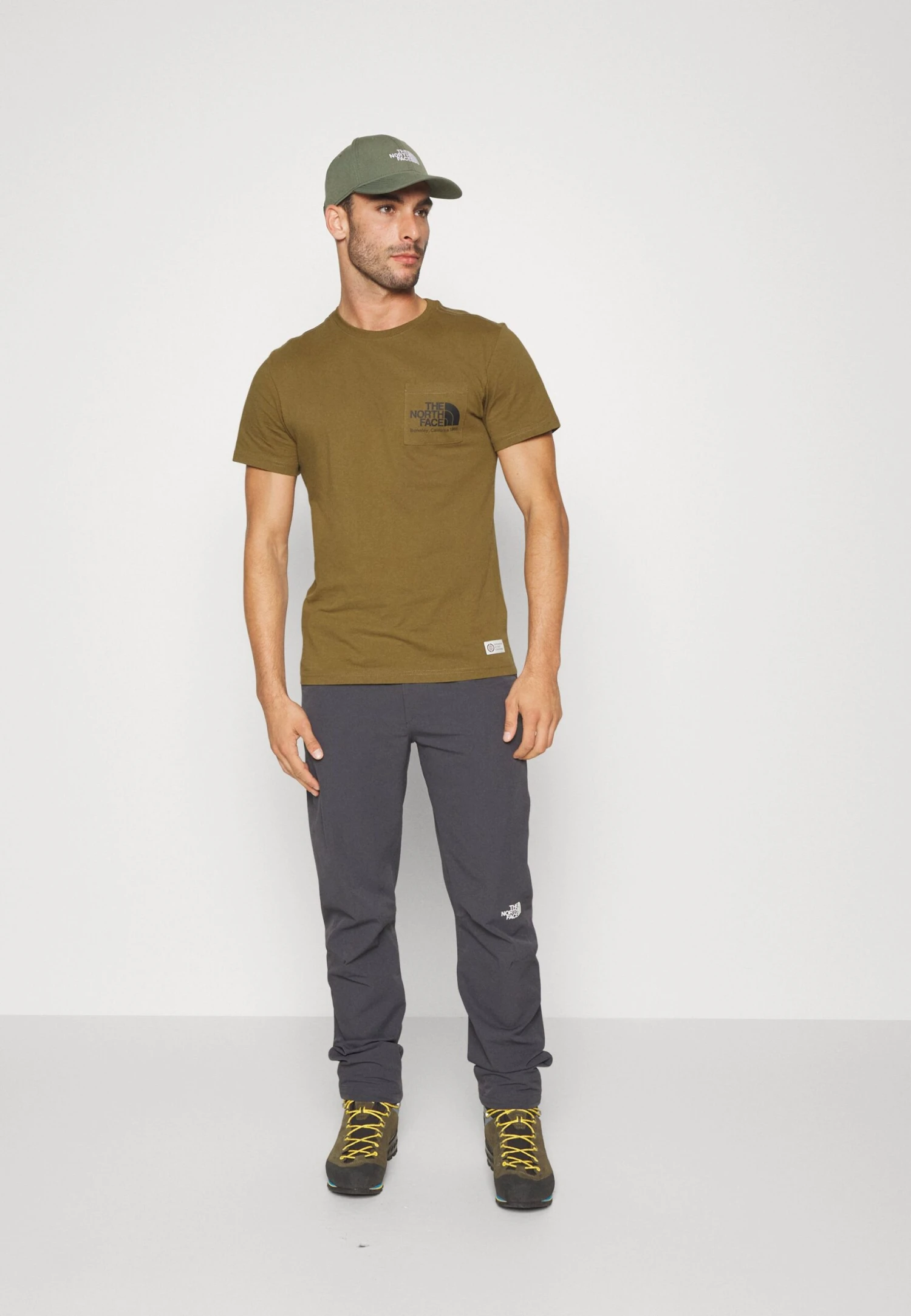The North Face Berkeley California Pocket Tee- Camiseta Básica - Military Olive 2 The North Face Berkeley California Pocket Tee- Camiseta Básica - Military Olive - Imagen 2