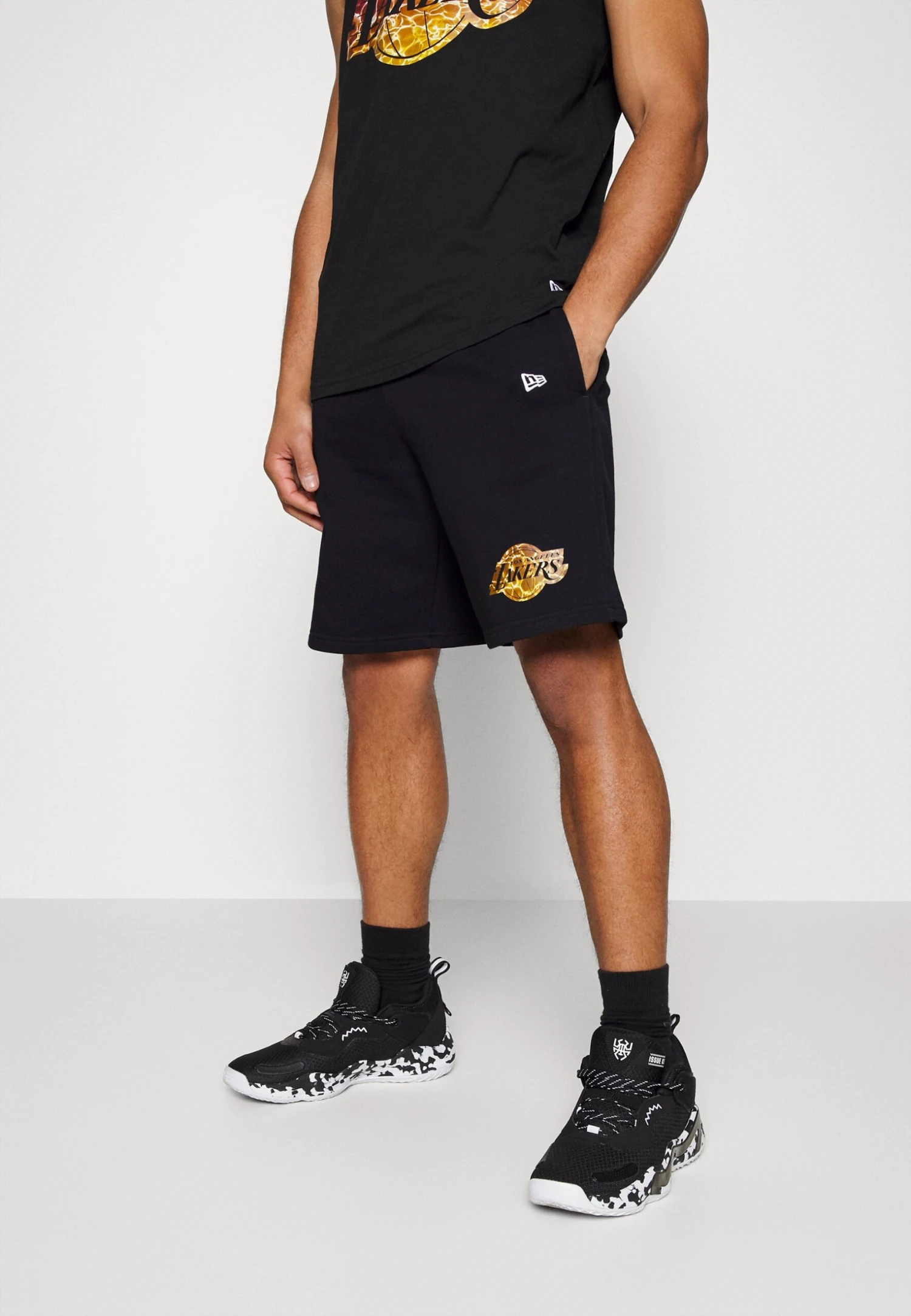 NEW ERA Los Angeles Lakers Nba Team Water Print Short - Pantalón Corto De Deporte - Black 1 NEW ERA Los Angeles Lakers Nba Team Water Print Short - Pantalón Corto De Deporte - Black