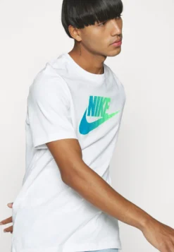 Nike Sportswear Tee - Camiseta Estampada - White -Fuerza PUMA 283d77dac10a486f84c79b2c7f0ffd80 scaled