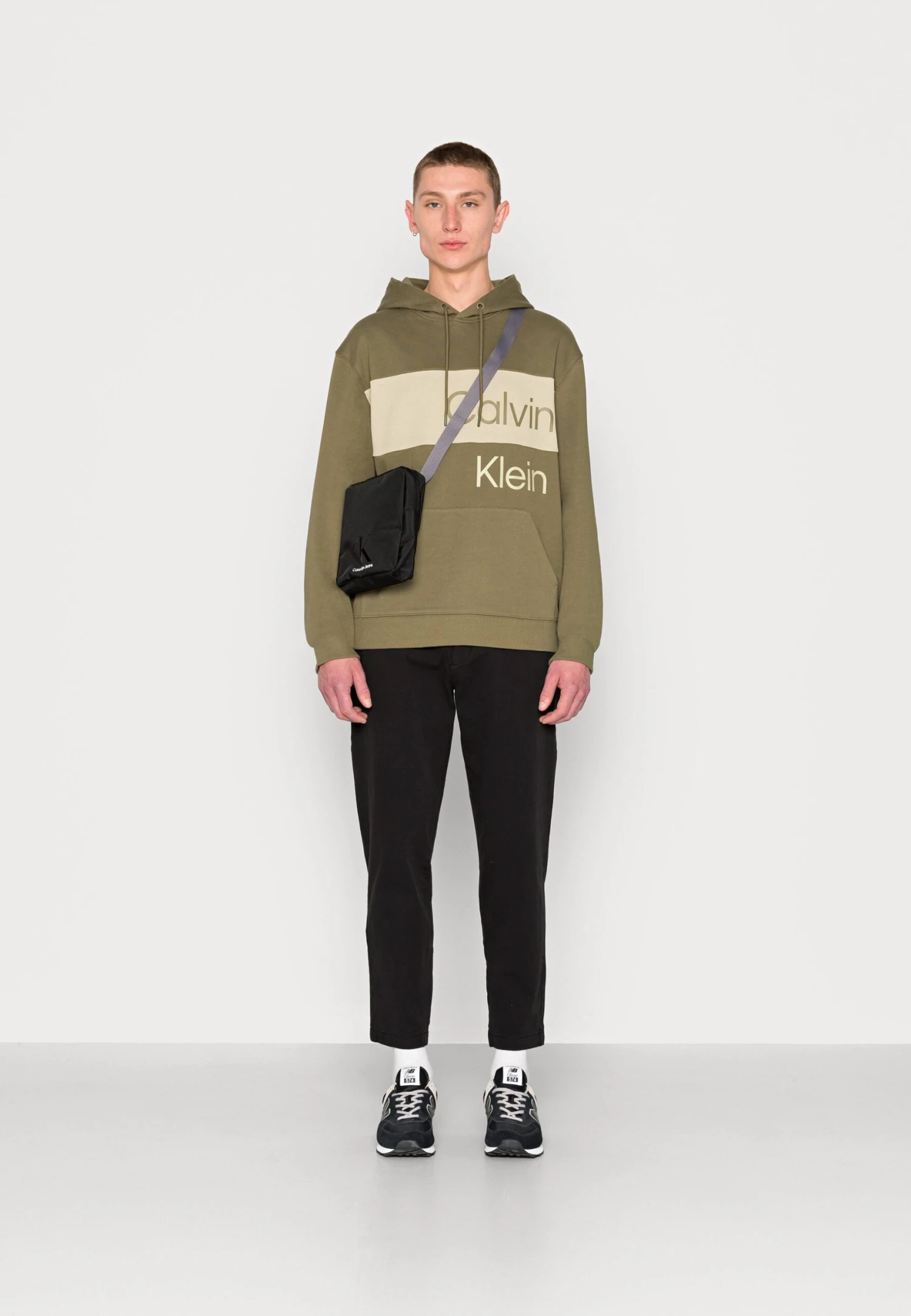 Calvin Klein Jeans Institutional Blocking Hoodie Unisex - Sudadera - Burnt Olive 2 Calvin Klein Jeans Institutional Blocking Hoodie Unisex - Sudadera - Burnt Olive - Imagen 2