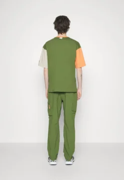 Columbia Deschutes Valley™ Short Sleeve Tee - Camiseta Estampada - Pesto/Desert Orange/Ancient Fossil -Fuerza PUMA 2ea0d0753c6b44f988f582df56a4ac09 scaled