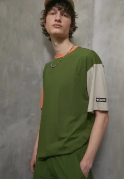 Columbia Deschutes Valley™ Short Sleeve Tee - Camiseta Estampada - Pesto/Desert Orange/Ancient Fossil