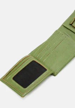 Element Daily Wallet Unisex - Monedero - Oil Green 10 Element Daily Wallet Unisex - Monedero - Oil Green -Fuerza PUMA 3504b96855914cad98c0d3d095755c21 scaled