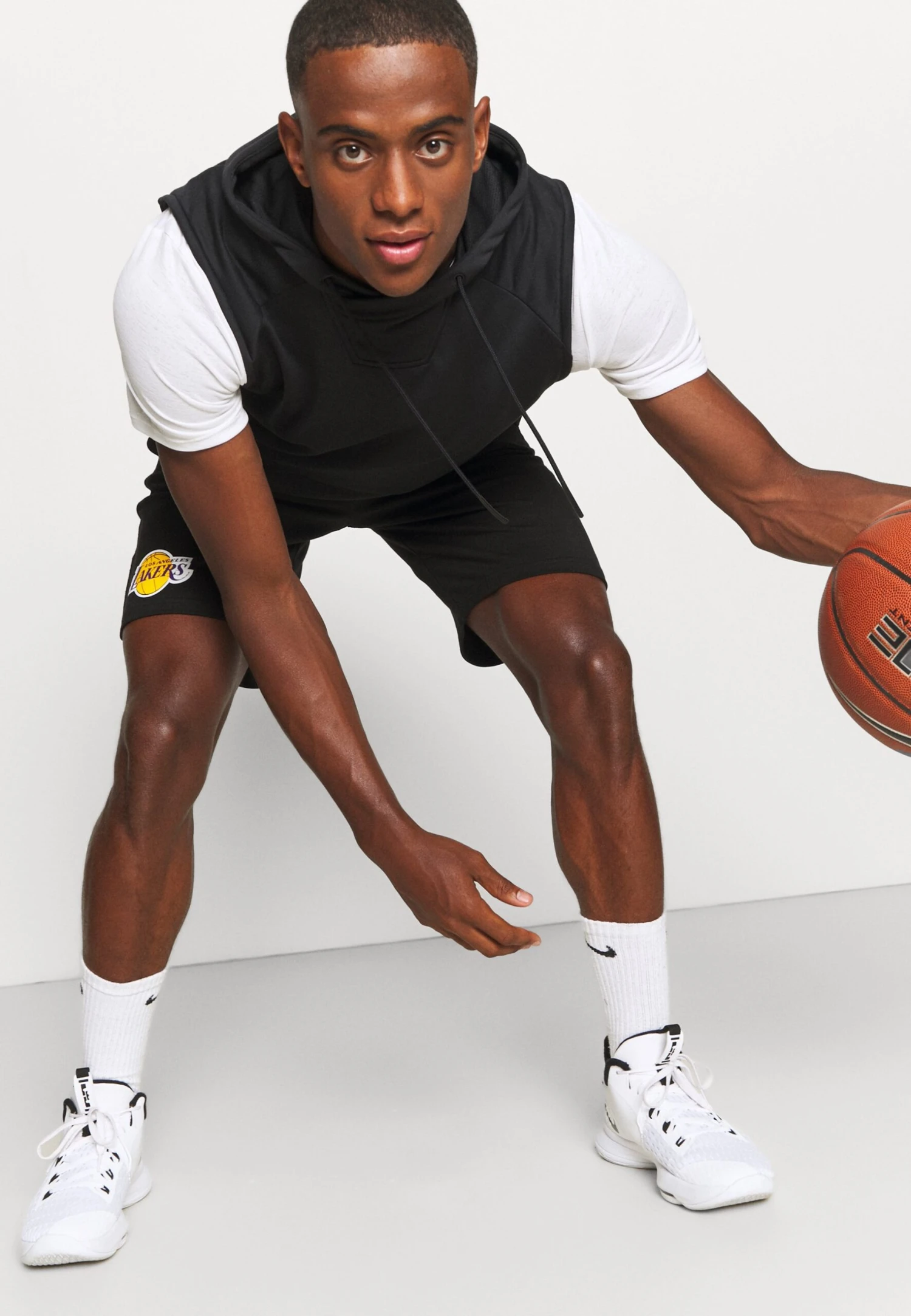 NEW ERA Nba Team Logo Short Los Angeles Lakers - Equipación De Clubes - Black 4 NEW ERA Nba Team Logo Short Los Angeles Lakers - Equipación De Clubes - Black - Imagen 4