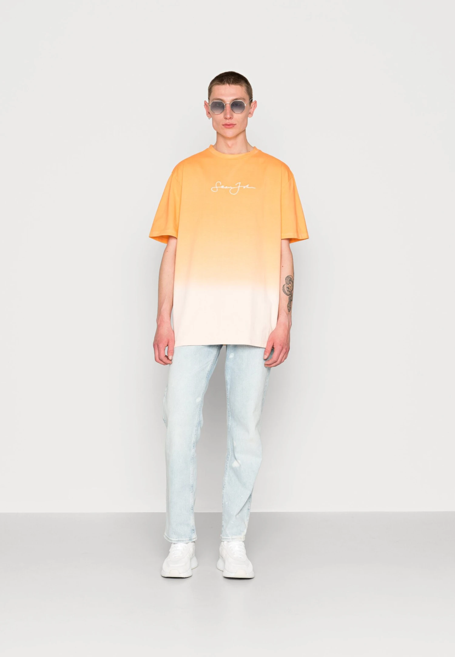 Sean John Script Logo Gradient Tee - Camiseta Estampada -Coral 2 Sean John Script Logo Gradient Tee - Camiseta Estampada -Coral - Imagen 2