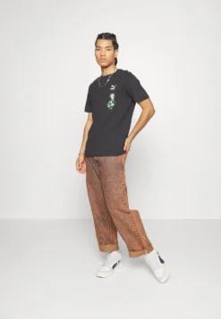 Puma Classics Super Graphic Tee - Camiseta Estampada - Black -Fuerza PUMA 38b842d271364ea9821639c7e068432e scaled