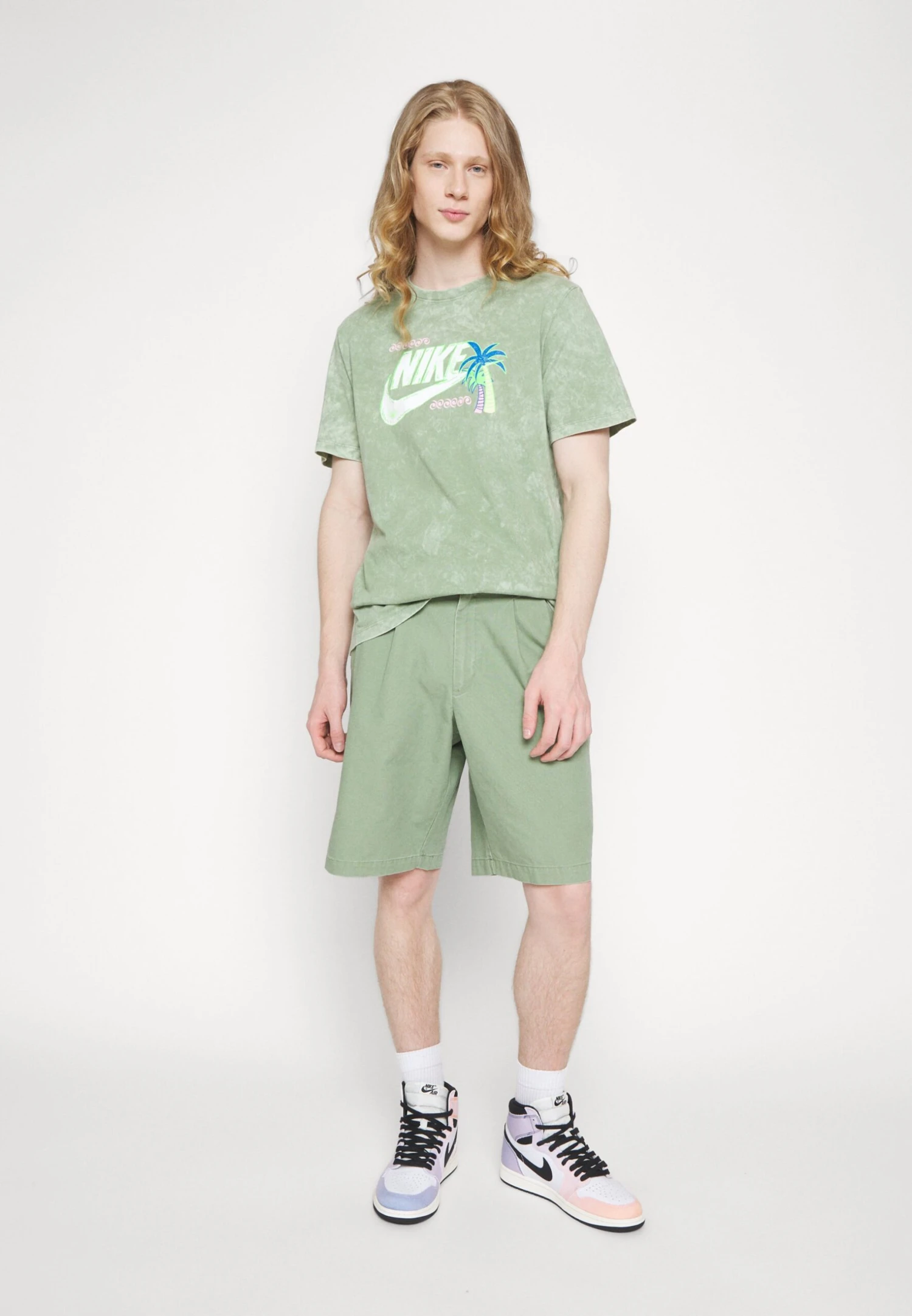 Nike Sportswear Tee Beach Party- Camiseta Estampada - Oil Green 3 Nike Sportswear Tee Beach Party- Camiseta Estampada - Oil Green - Imagen 3