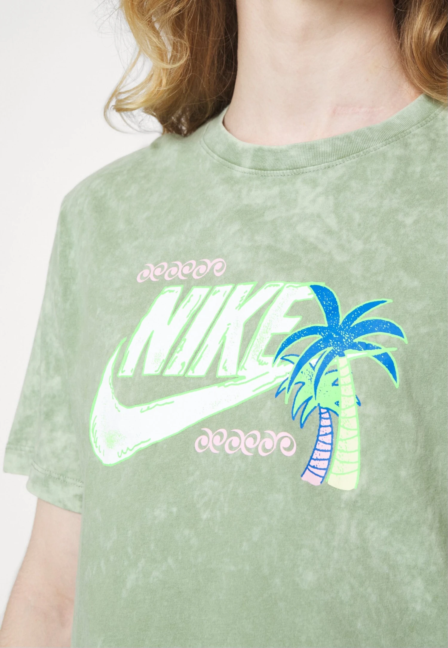 Nike Sportswear Tee Beach Party- Camiseta Estampada - Oil Green 7 Nike Sportswear Tee Beach Party- Camiseta Estampada - Oil Green - Imagen 7
