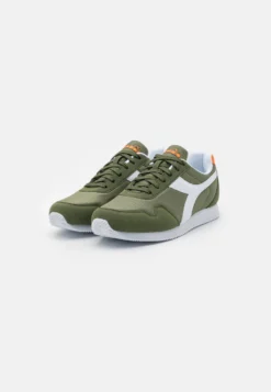Diadora Simple Run - Zapatillas - Green Loden 7 Diadora Simple Run - Zapatillas - Green Loden -Fuerza PUMA 394cbe3a3c804618b5292acbedf20290 scaled