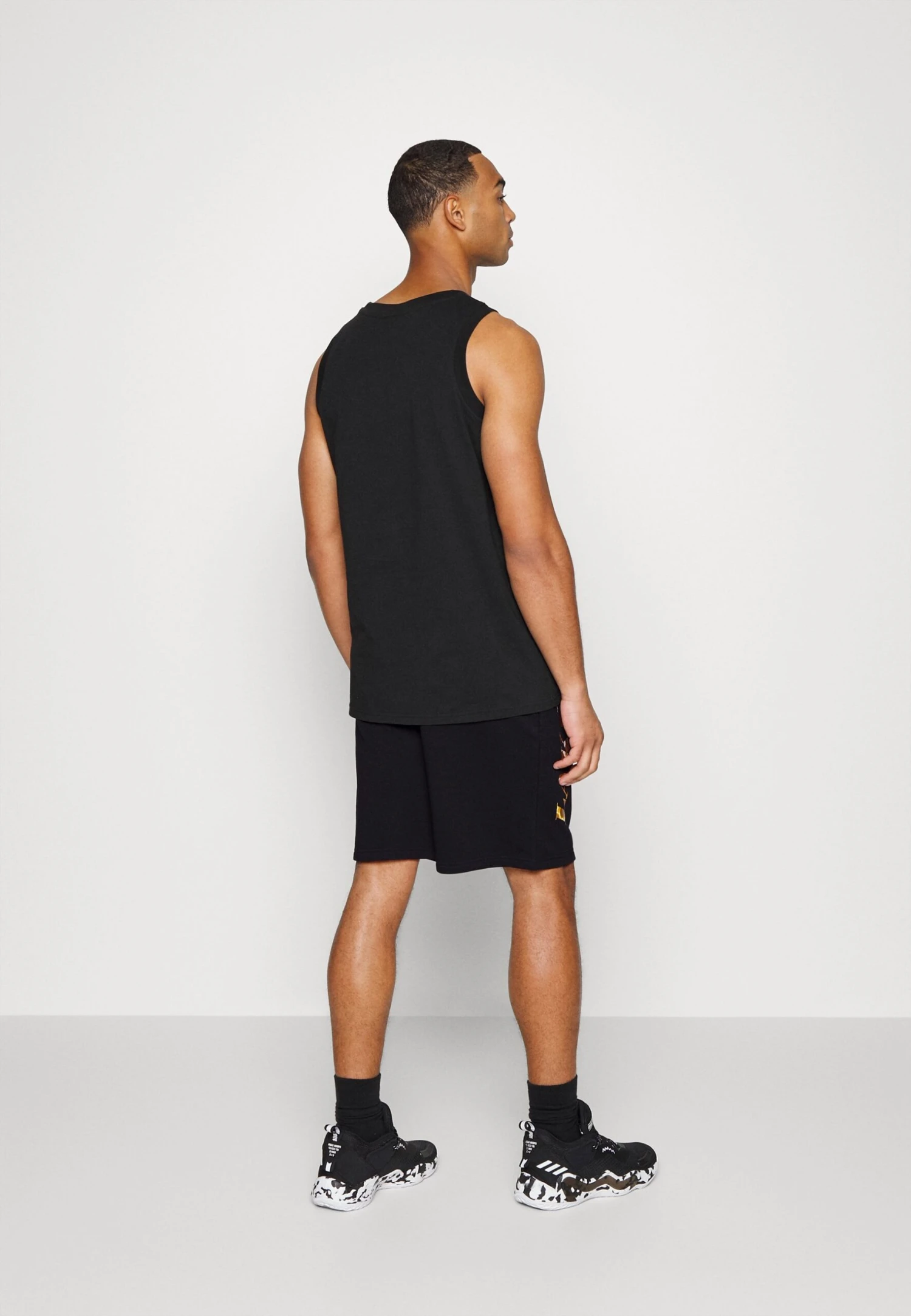 NEW ERA Los Angeles Lakers Nba Team Water Print Short - Pantalón Corto De Deporte - Black 3 NEW ERA Los Angeles Lakers Nba Team Water Print Short - Pantalón Corto De Deporte - Black - Imagen 3