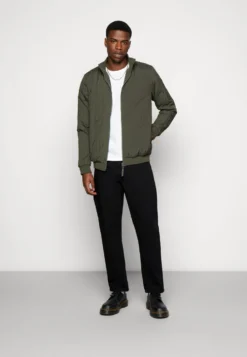 Rains Liner High Neck Jacket Unisex - Chaqueta De Entretiempo -Green 9 Rains Liner High Neck Jacket Unisex - Chaqueta De Entretiempo -Green -Fuerza PUMA 3b8fb76fc15d4f2eb0e9ce85354bb17b scaled