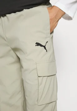 Puma Open Road Pants - Pantalones Deportivos - Pebble Gray 9 Puma Open Road Pants - Pantalones Deportivos - Pebble Gray -Fuerza PUMA 42c3aed7cfdb436d8fbf94a6667c4972 scaled