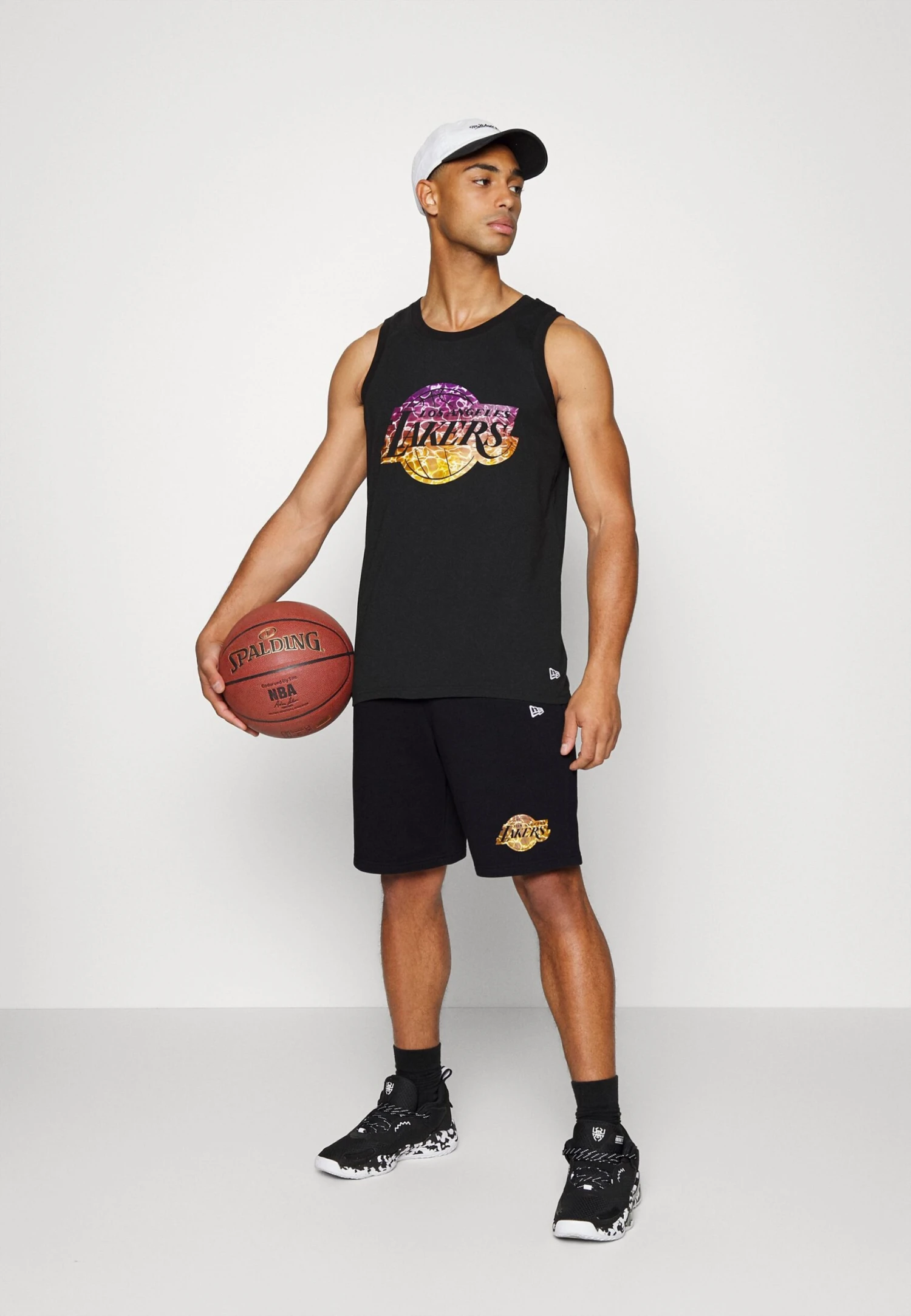 NEW ERA Los Angeles Lakers Nba Team Water Print Short - Pantalón Corto De Deporte - Black 2 NEW ERA Los Angeles Lakers Nba Team Water Print Short - Pantalón Corto De Deporte - Black - Imagen 2