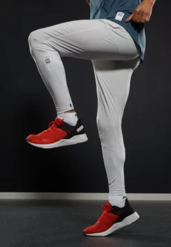 Puma Run First Mile - Pantalones Deportivos - Nimbus Cloud -Fuerza PUMA 4ff9fe6703a74e309f38e9217dad68e7 scaled