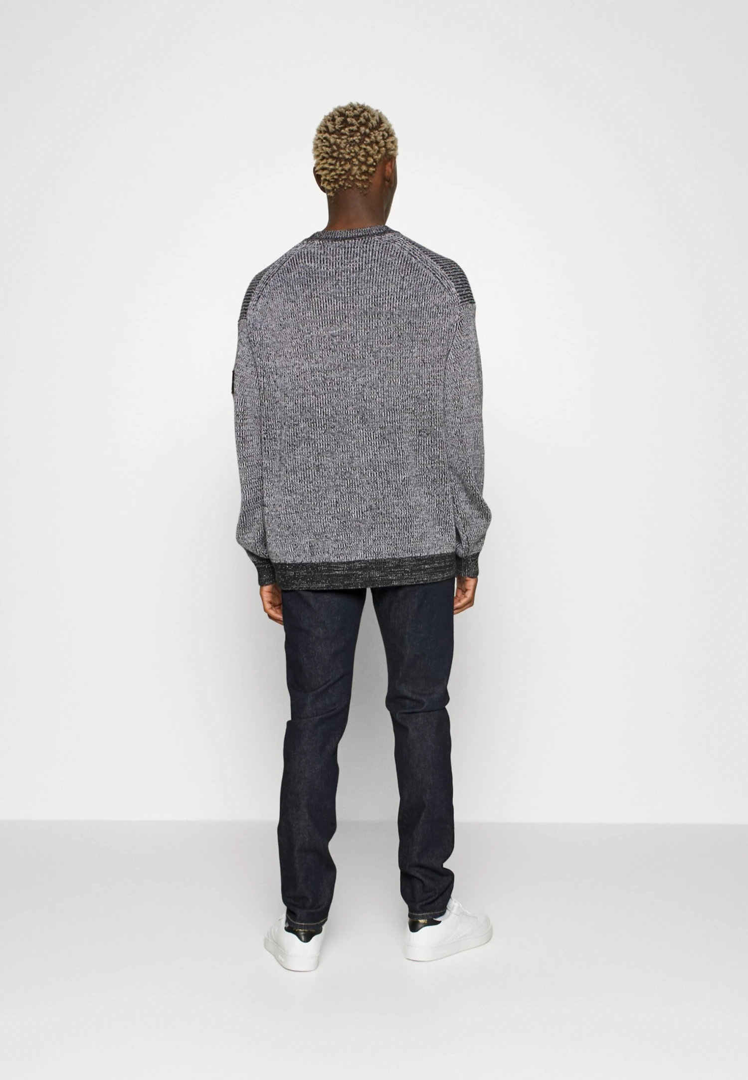 Calvin Klein Jeans Badge Plated Crew Neck - Jersey De Punto - Black/Bright White 4 Calvin Klein Jeans Badge Plated Crew Neck - Jersey De Punto - Black/Bright White - Imagen 4