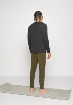 Puma Studio Ultramove - Pantalones - Deep Olive -Fuerza PUMA 56841237625148a5a08e97caf1070834 scaled