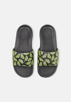Nike Sportswear Victori One Slide Print - Sandalias Planas - Black/Volt 9 Nike Sportswear Victori One Slide Print - Sandalias Planas - Black/Volt -Fuerza PUMA 56b498ff387d41fa8ccd13e8f37706f2 scaled