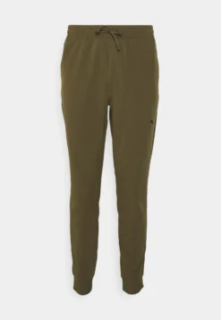 Puma Studio Ultramove - Pantalones - Deep Olive -Fuerza PUMA 56de6c2bcc0d4667a0561172da488b30 scaled