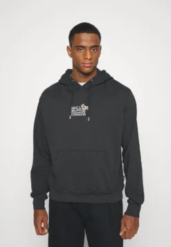 Von Dutch Archive- Sudadera - Black 10 Von Dutch Archive- Sudadera - Black -Fuerza PUMA 58cfd07c2d9e495ba1cd098b5838c5ba scaled