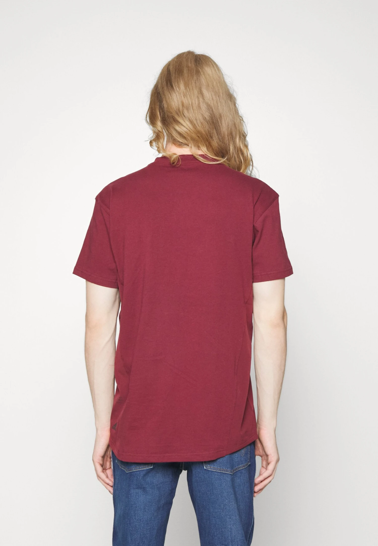 Adidas Sportswear Camiseta Básica - Shadow Red 3 Adidas Sportswear Camiseta Básica - Shadow Red - Imagen 3