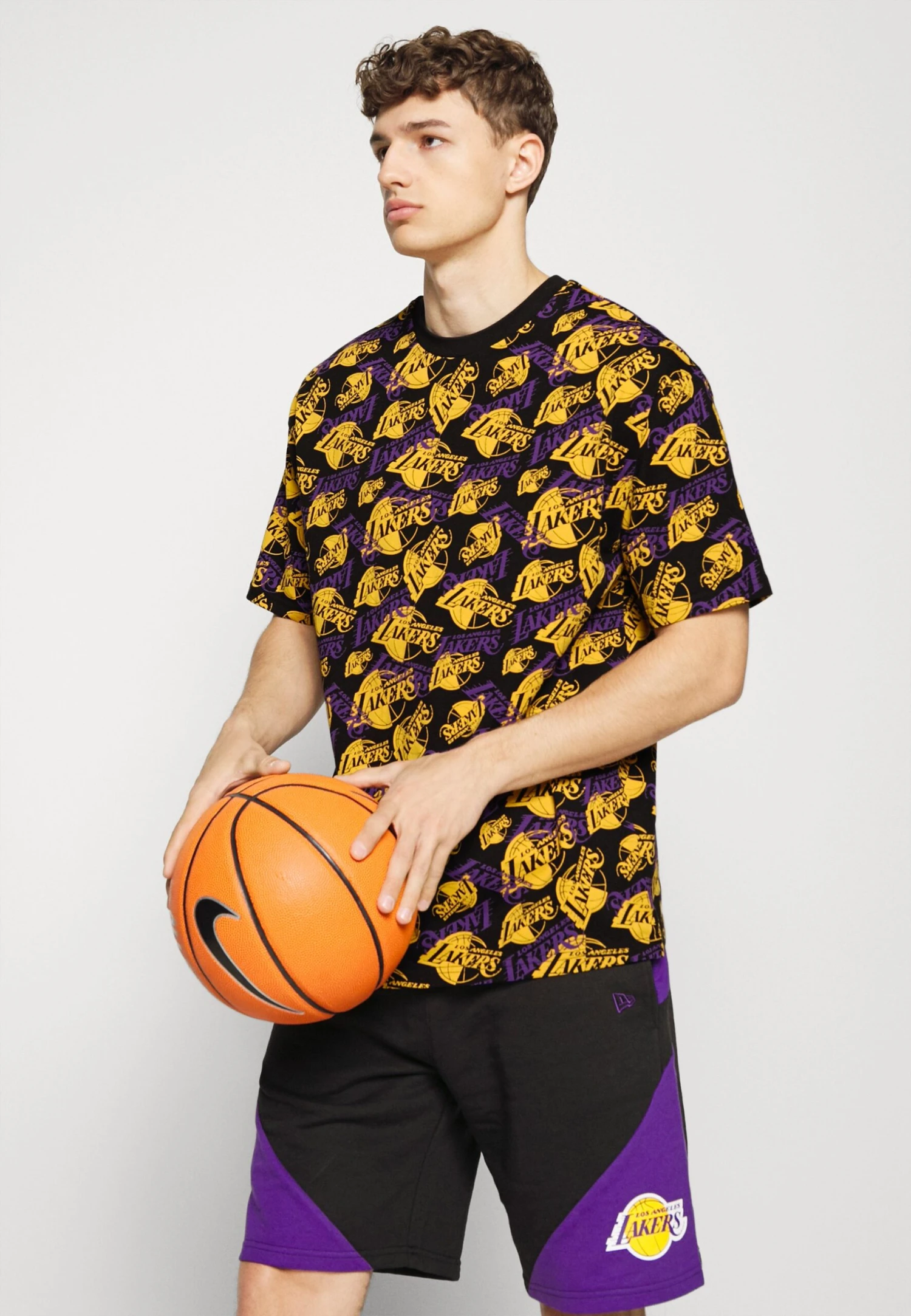NEW ERA Nba Los Angeles Lakers Team Ovrszd Tee - Camiseta Nba - Black 4 NEW ERA Nba Los Angeles Lakers Team Ovrszd Tee - Camiseta Nba - Black - Imagen 4