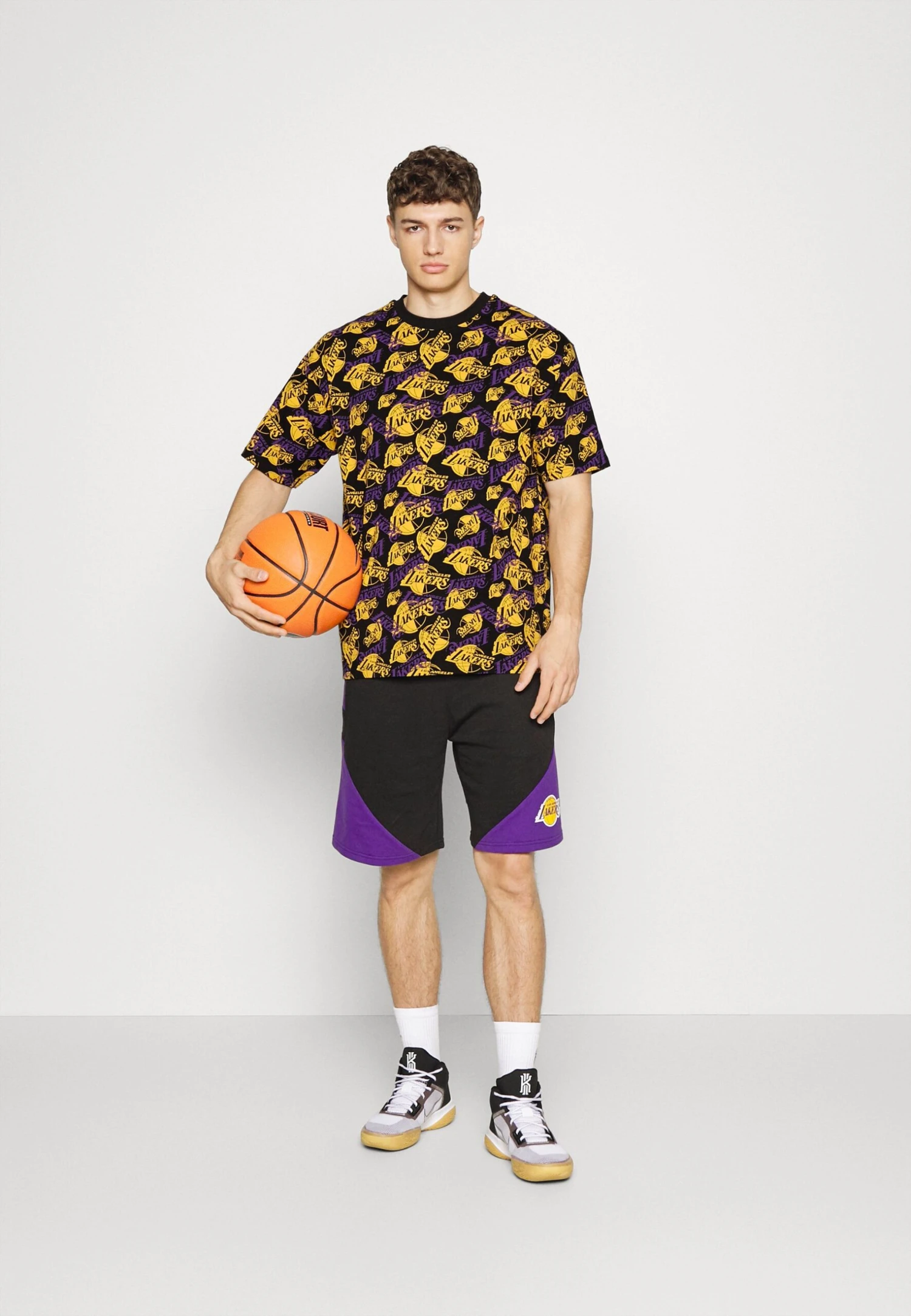 NEW ERA Nba Los Angeles Lakers Team Ovrszd Tee - Camiseta Nba - Black 2 NEW ERA Nba Los Angeles Lakers Team Ovrszd Tee - Camiseta Nba - Black - Imagen 2