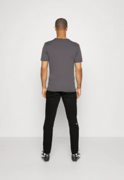 Puma Borussia Mönchengladbach Casuals Pants - Equipación De Clubes - Black/Silver 9 Puma Borussia Mönchengladbach Casuals Pants - Equipación De Clubes - Black/Silver -Fuerza PUMA 6ca077b702cf4b8697755d50bce00573 scaled