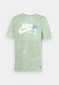 Nike Sportswear Tee Beach Party- Camiseta Estampada - Oil Green 12 Nike Sportswear Tee Beach Party- Camiseta Estampada - Oil Green -Fuerza PUMA 7104bc2006744c50b538ff5c989e13f9 scaled