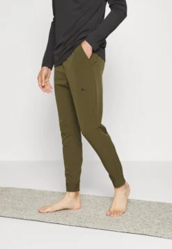 Puma Studio Ultramove - Pantalones - Deep Olive