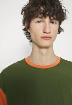 Columbia Deschutes Valley™ Short Sleeve Tee - Camiseta Estampada - Pesto/Desert Orange/Ancient Fossil -Fuerza PUMA 7c0a72a0574644439009b55fa18bcd3f scaled