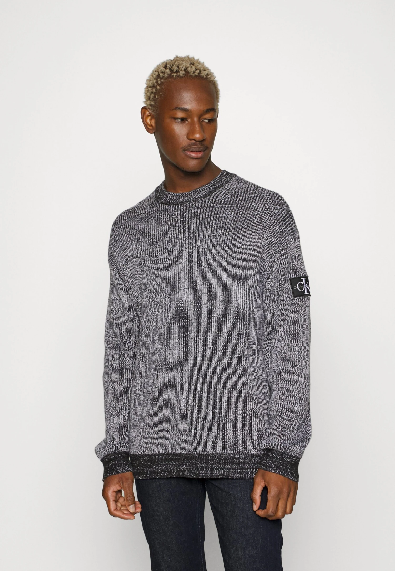 Calvin Klein Jeans Badge Plated Crew Neck - Jersey De Punto - Black/Bright White 3 Calvin Klein Jeans Badge Plated Crew Neck - Jersey De Punto - Black/Bright White - Imagen 3