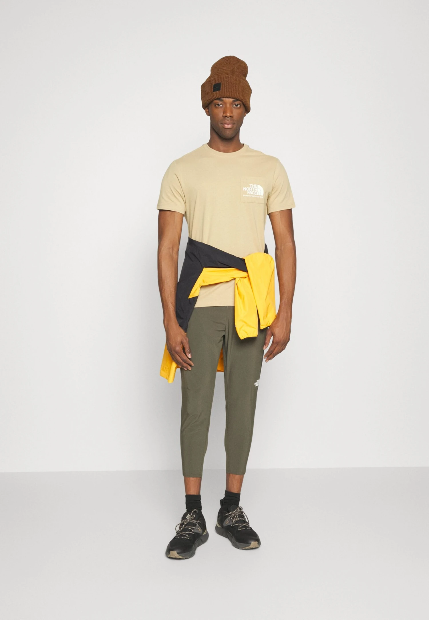 The North Face Berkeley California Pocket Tee- Camiseta Básica - Khaki Stone 2 The North Face Berkeley California Pocket Tee- Camiseta Básica - Khaki Stone - Imagen 2