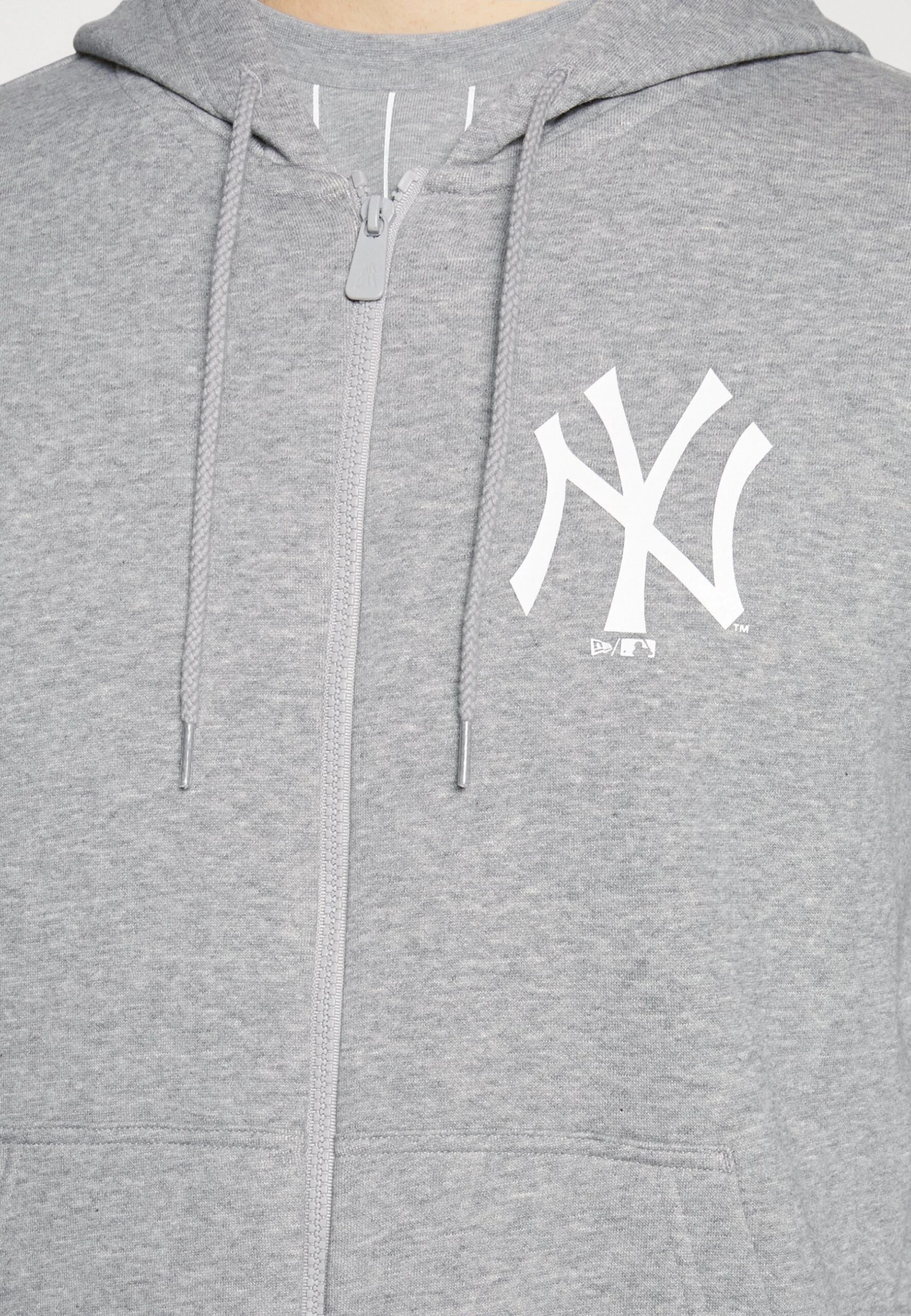 NEW ERA New York Yankees League Essential Full Zip Hoodie - Sudadera Con Cremallera - Light Grey/White 5 NEW ERA New York Yankees League Essential Full Zip Hoodie - Sudadera Con Cremallera - Light Grey/White - Imagen 5