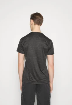 Ellesse Correntos Tee - Camiseta Estampada - Black 7 Ellesse Correntos Tee - Camiseta Estampada - Black -Fuerza PUMA 8878a874b54f4e2ebd59046c6bb6ac49 scaled