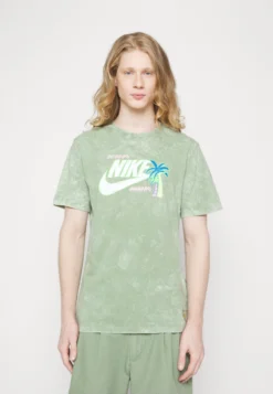 Nike Sportswear Tee Beach Party- Camiseta Estampada - Oil Green 10 Nike Sportswear Tee Beach Party- Camiseta Estampada - Oil Green -Fuerza PUMA 89fe72aefbe44f098072f3171a4c5354 scaled