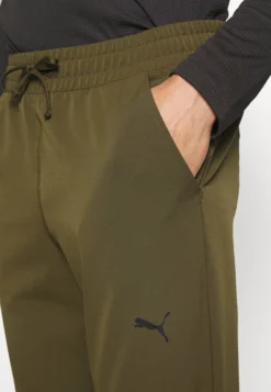 Puma Studio Ultramove - Pantalones - Deep Olive -Fuerza PUMA 8b1c10e69d584fc1a04439118d2cbab7 scaled