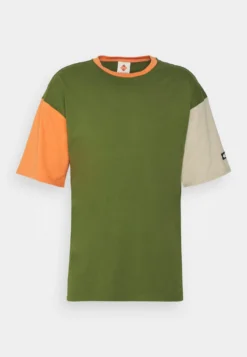 Columbia Deschutes Valley™ Short Sleeve Tee - Camiseta Estampada - Pesto/Desert Orange/Ancient Fossil -Fuerza PUMA 8cb0657dd751493ea9c53080ded87926 scaled