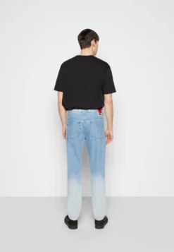 032c The Jean Unisex - Vaqueros Rectos - Light Blue 10 032c The Jean Unisex - Vaqueros Rectos - Light Blue -Fuerza PUMA 8e9a305f19ac4a2489c306d3ec742d42 scaled