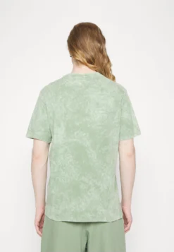 Nike Sportswear Tee Beach Party- Camiseta Estampada - Oil Green 11 Nike Sportswear Tee Beach Party- Camiseta Estampada - Oil Green -Fuerza PUMA 8fe2b56911124a549f2edd6230db3f9f scaled