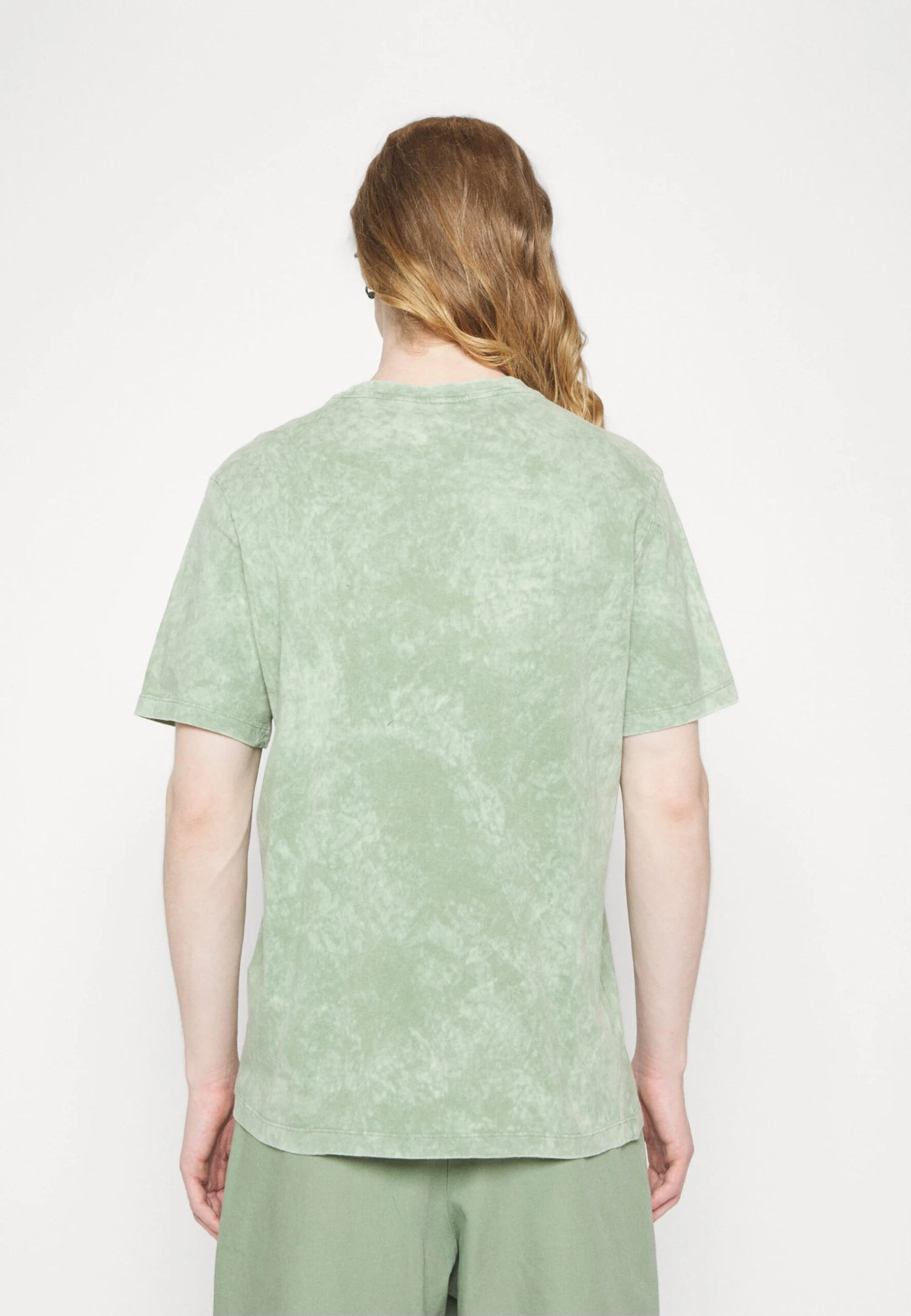 Nike Sportswear Tee Beach Party- Camiseta Estampada - Oil Green 5 Nike Sportswear Tee Beach Party- Camiseta Estampada - Oil Green - Imagen 5