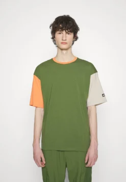 Columbia Deschutes Valley™ Short Sleeve Tee - Camiseta Estampada - Pesto/Desert Orange/Ancient Fossil -Fuerza PUMA 915d1a8bd9f34c31aba6d036b71c3c07 scaled